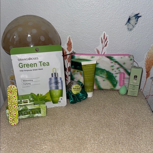 Clinique Other - Clinique Cosmetic Bag & Green Beauty Set